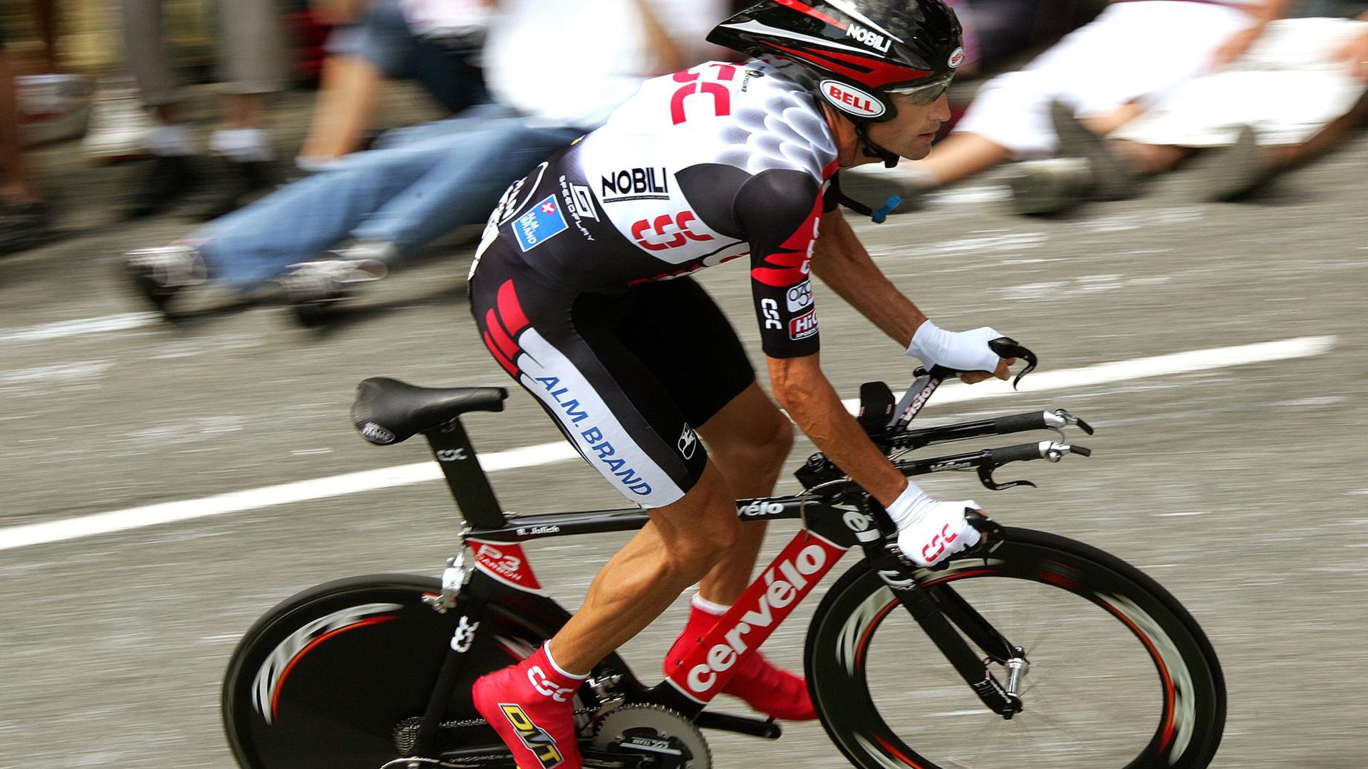 文班亚马关键战不手软，凯尔特人险胜火箭显新星本色